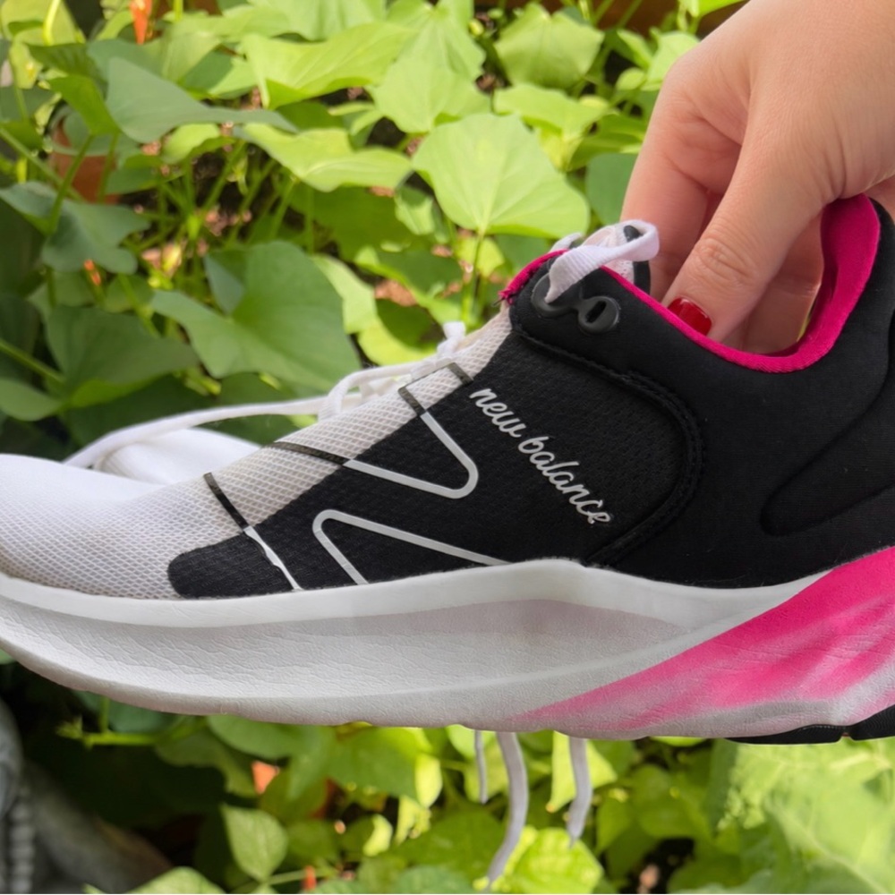 New Balance NB Women's Fresh Foam ROAV White Black Pink Sneakers size 10
